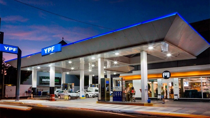 Más barato durante la madrugada: YPF estrenó sistema de autodespacho con rebaja del 5%