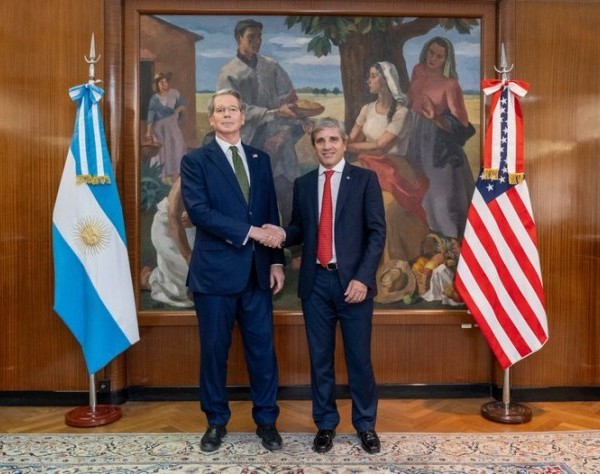 Cae el dólar y hay fuerte mejora de acciones y bonos tras el respaldo de Estados Unidos