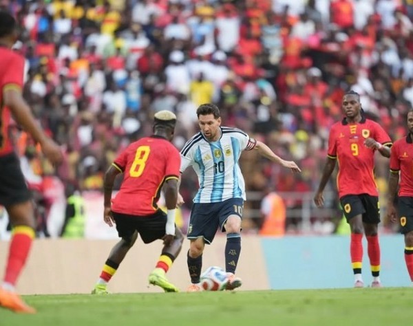La selección argentina le ganó 2-0 a Angola en su último partido del año