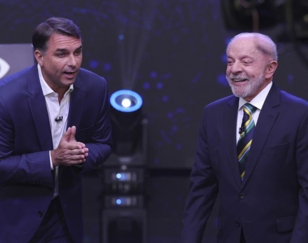Lula y Flávio Bolsonaro chocan en debate por las sospechas de corrupción de sus entornos
